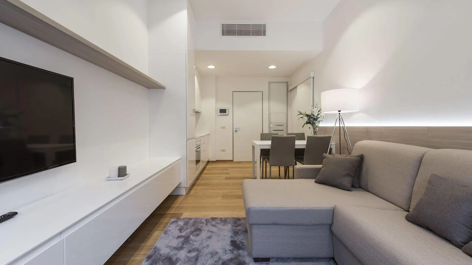 Milan Royal Suites 0*,  איטליה