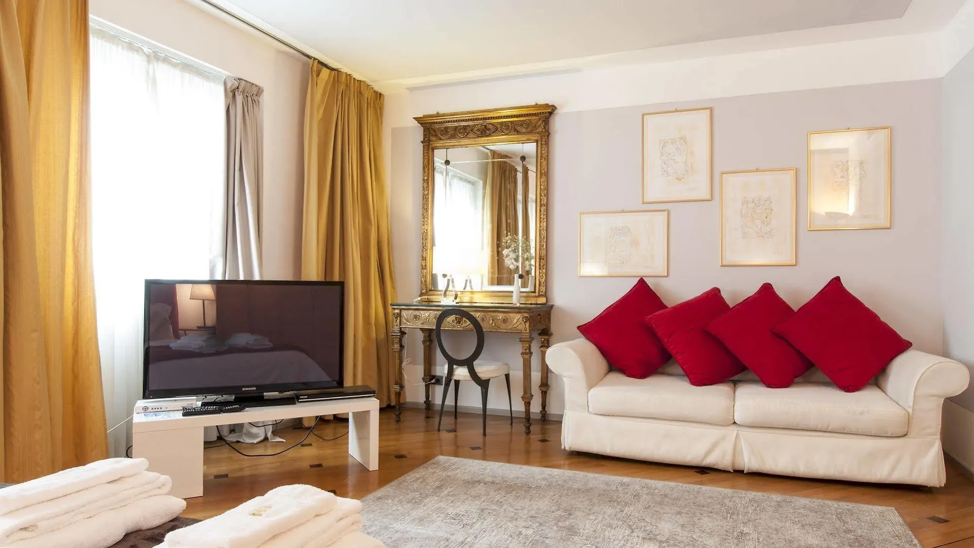 Milan Royal Suites 0*,  איטליה